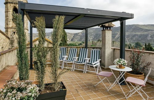 Boadella i les Escaules House | Holiday Home "L'Estanc" with Mountain View, Terraces & Wi-Fi
