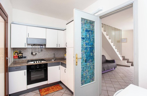 Santa Lucia House | Holiday Home ‘La Casa di Barbara’ close to the Beach with Terrace and Street Parking Available