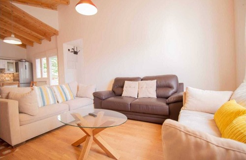 Cerezo de Abajo House | Holiday Home 'La Casa Del Maestro' with Mountain Views, Private Pool and Wi-Fi