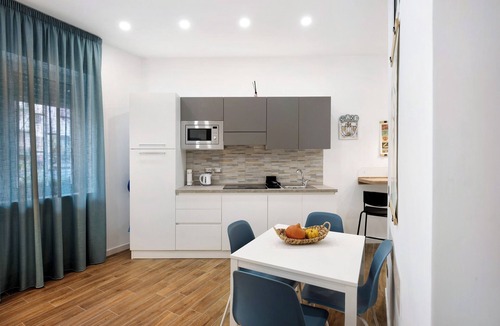 Posillipo House | Holiday Home 'La Gioia' with Wi-Fi and Air Conditioning