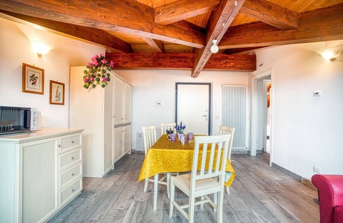 Valfabbrica House | Holiday Home "Le More - Casa Zoe" with Shared Garden & Wi-Fi