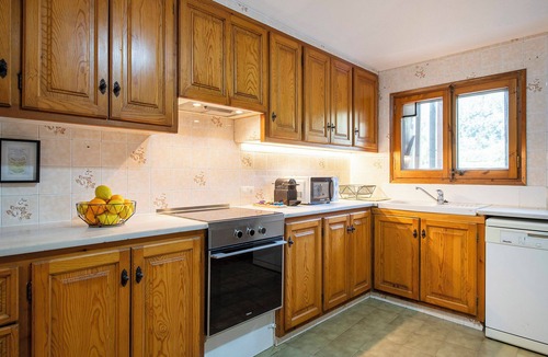 Beguda House | Holiday Home 'Lledoner' with Mountain View, Shared Pool and Wi-Fi