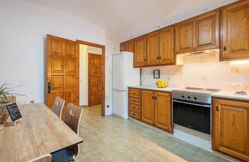 Beguda House | Holiday Home 'Lledoner' with Mountain View, Shared Pool and Wi-Fi