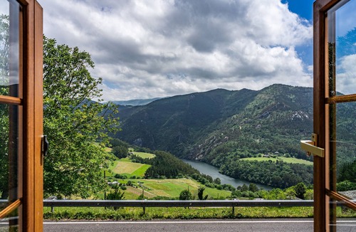 Prelo House | Holiday Home 'Mirador Del Navia' with Mountain View, Private Terrace and Wi-Fi