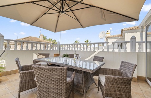 Orihuela Costa House | Holiday Home "Un Regalo de Corazón" with Shared Pool & Wi-Fi