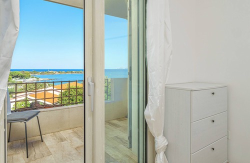 Pittulongu House | Holiday Home 'Villa Smeraldina' with Sea View, Wi-Fi and Air Conditioning