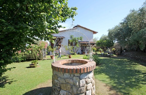 Montignoso House | Holiday Home in Capanne-prato-cinquale with 2 bedrooms sleeps 5