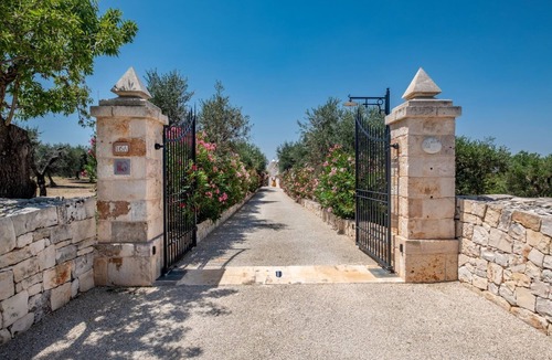 Castellana Grotte Villa | holiday vacation large villa rental italy, bari, puglia, apulia, trulli, pool, wifi, short term long term italian villa
