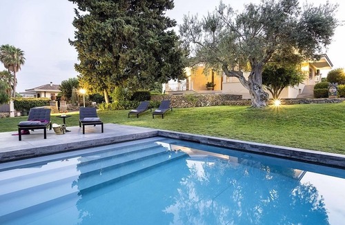 Syracuse Villa | holiday vacation large villa rental italy, sicily, syracuse, air conditioning, wi-fi internet, pool, views, walk to town