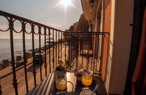 Capo Mulini Apartment | Homerez - Apt in Capo Mulini, sea view