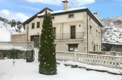 Puente-Arenas House | Homerez - Spacious House with Mountain Views