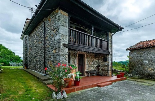 Cangas de Onis House | Homerez - Family House, Isongo, Fireplace