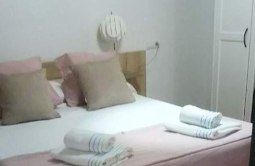 Doctor Barraquer-Grupo Renfe-Policlinico Apartment | Homerez - Nice studio for 2 ppl. at Sevilla