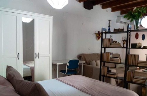Doctor Barraquer-Grupo Renfe-Policlinico Apartment | Homerez - Nice studio for 2 ppl. at Sevilla