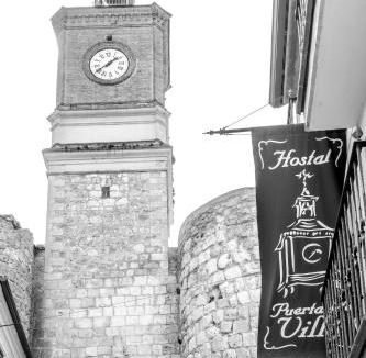 Almazan House | Hostal SIN RECEP24H Puerta de la Villa - Pet friendly & Restaurante