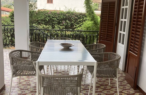 Partanna Villa | House crilulu al mar Bright and breezy large villa 10 minutes from the beach