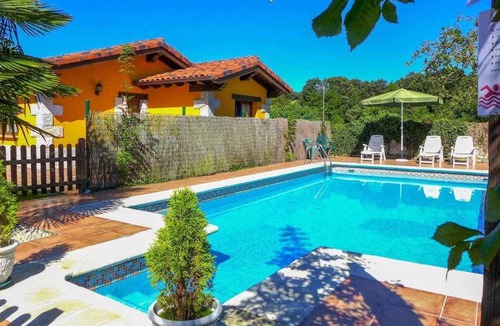 La Portilla Apartment | House with private garden and barbecue, pets are allowed, shared pool