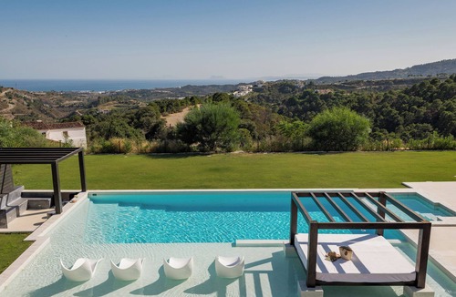 Benahavis Villa | Immaculate Golf Course Villa with Amazing Views