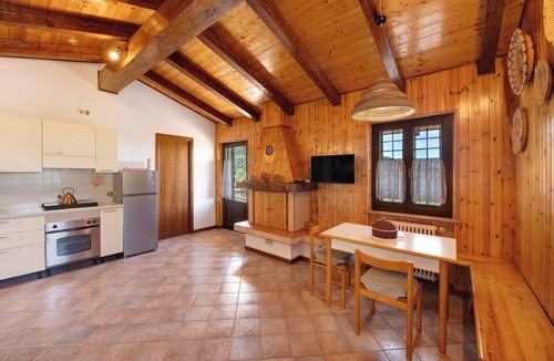 Sant'Ambrogio di Valpolicella House | Holiday Home 'Delle Delizie' with Lake View, Private Garden and Air Conditioning
