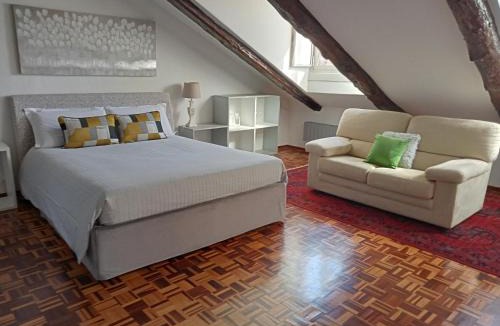 Historic Centre Apartment | La Mole apartment