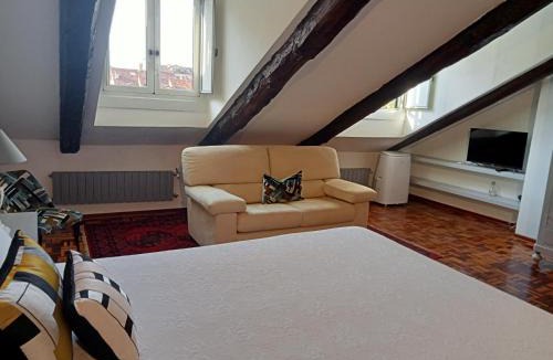 Historic Centre Apartment | La Mole apartment