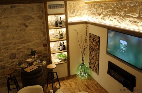 Norma Apartment | La Nuit d'Amélie. a cozy retreat with hot tub.