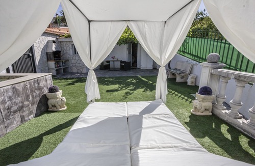 Valdelaguna Ski Chalet | La Parra: Country House for 2, with Private Pool near Chinchón
