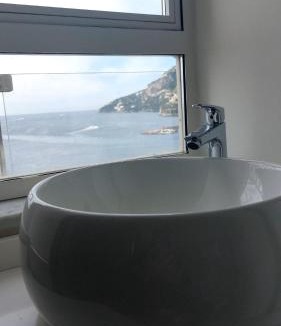 Amalfi House | La stanza sul Porto di Amalfi camera piccina piccina con bagno privato e terrazzino vista mare