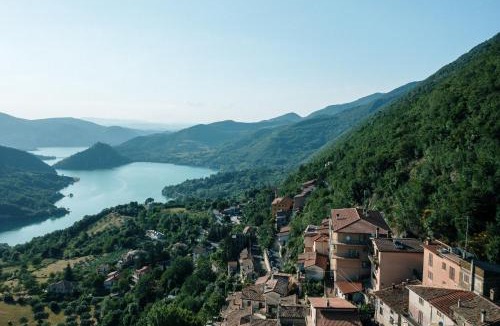 Ascrea Apartment | Lago del Turano - La Taverna con cucina open space e free WI-FI