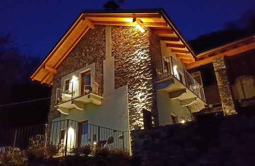 Crabbia Apartment | LAKE ORTA - LAKE VIEW APARTMENT, PRIVATE BEACH AND BALCONIES (FIRST FLOOR)