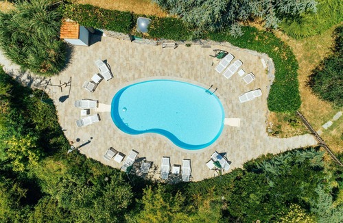 Garlenda Apartment | Lavanda Apartment with Mountain View, Terrace, Shared Pool and Wi-Fi
