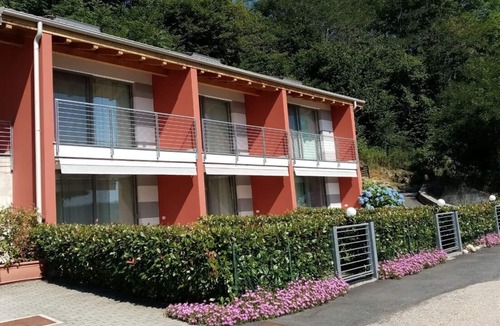 Pella Apartment | "Lilla" apartment in villa with lake view, parking and private beach