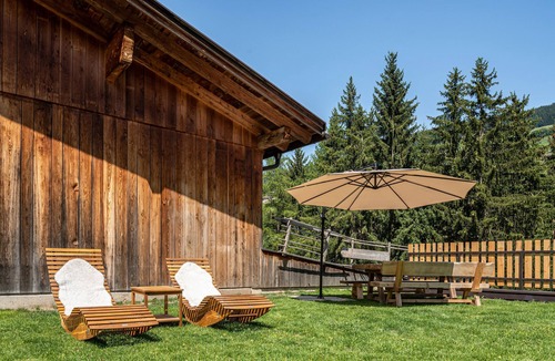 Santa Maddalena Apartment | Lippmöshof Holiday Apartment Reguz with Mountain View, Garden, Terrace, Sauna and Wi-Fi