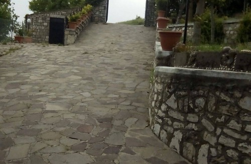 Jenne Villa | LOOKS OUT ON THE ANENE VALLEY IN FRONT OF SIMBRUINI MOUNTAINS