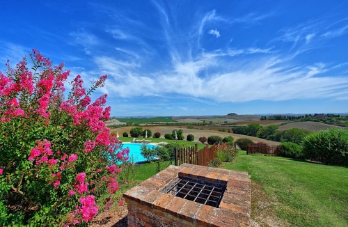 Monteroni d'Arbia Apartment | Lovely apartment for 4 guests with pool, WIFI, patio and panoramic view, close to Siena