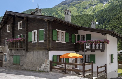 Macugnaga Apartment | Lovely apartment for 4 people with TV, balcony, pets allowed and panoramic view