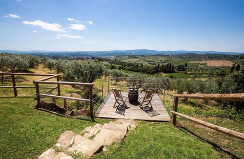 Poggibonsi Apartment | Lovely apartment for 6 guests with pool, WIFI, A/C, TV and panoramic view, close to San Gimignano