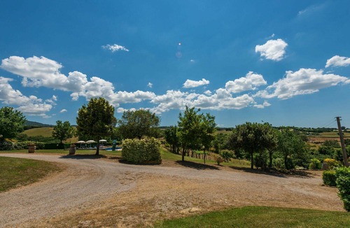 Scansano Villa | Lovely apartment in villa for 4 guests with A/C, pool, WIFI, TV, terrace and pets allowed