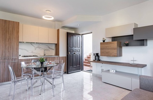 Aci Trezza Apartment | Lovely Flat with Balcony and Private Parking