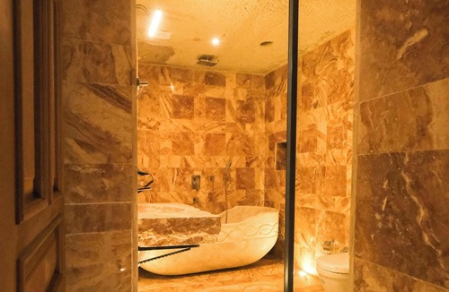 Uchisar Apartment | Luxurious Cave Suite with Bathtub 101