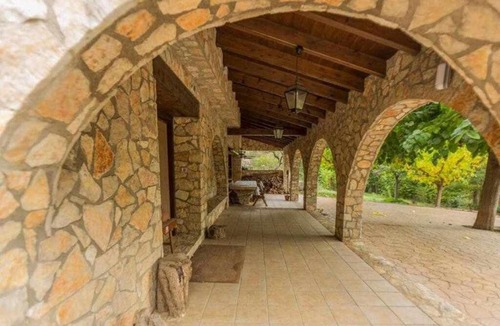 Riudecols House | Masía de piedra con piscina