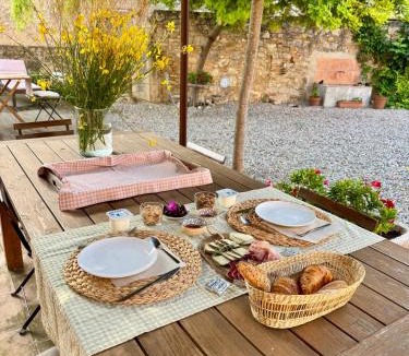 Avinyonet de Puigventos Bed & Breakfast | Mas Camins