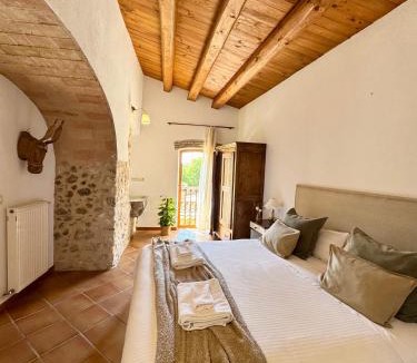 Avinyonet de Puigventos Bed & Breakfast | Mas Camins