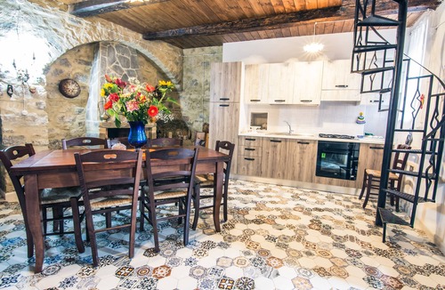 Rocca Imperiale House | Medieval house near a castle