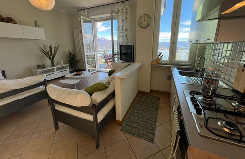Campino Apartment | Miralago apartment with amazing lake view in Stres