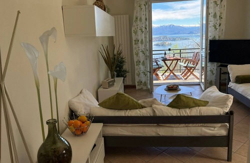 Campino Apartment | Miralago apartment with amazing lake view in Stres