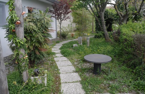Castino Apartment | Modern 3 bedroom garden apartment with maximum privacy
