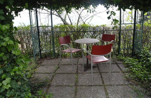 Castino Apartment | Modern 3 bedroom garden apartment with maximum privacy