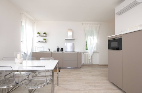 Pulciano Apartment | Modern Apartment "Luxury 1" with Roof Terrace and Air Conditioning
