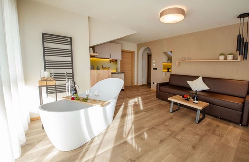 Caldaro Sulla Strada del Vino Apartment | Modern Apartment "App. Gewürztraminer" with Mountain View and shared pool